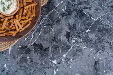 Tahta tabaktaki ekmek kırıntıları ve yoğurt mermer arka planda. Yüksek kalite fotoğraf