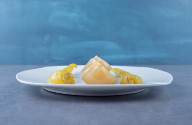 Beyaz tabakta fotograflı sebze turşusunu kapat. Yüksek kalite fotoğraf