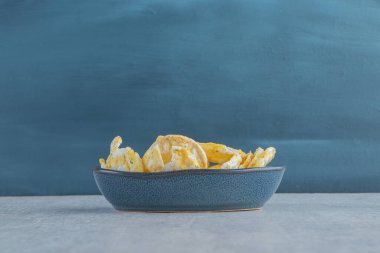 Taştan arka planda bir kase çıtır pirinç keki. Yüksek kalite fotoğraf