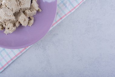 Taş zemin üzerinde mor, lezzetli ayçiçeği halkası. Yüksek kalite fotoğraf