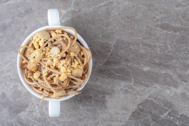 Beyaz kupada sahanda yumurtalı spagetti. Yüksek kalite fotoğraf