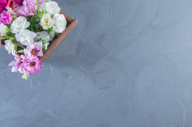 Beyaz arka planda, bir kutuda çeşitli çiçekler. Yüksek kalite fotoğraf