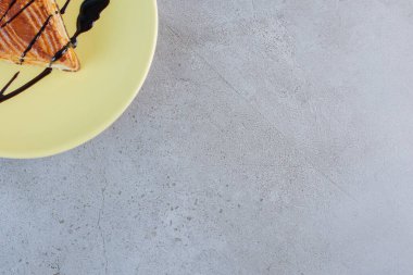 Sarı tabağa yerleştirilmiş çikolatalı ev yapımı pasta. Yüksek kalite fotoğraf