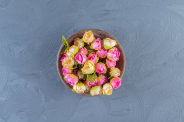 Beyaz arka planda, bir kasede renkli çiçekler. Yüksek kalite fotoğraf