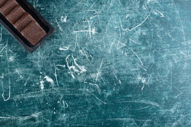 Siyah tabakta lezzetli çikolatalı bisküviler. Yüksek kalite fotoğraf