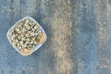 Beyaz kasede kurumuş papatya çiçeği. Yüksek kalite fotoğraf