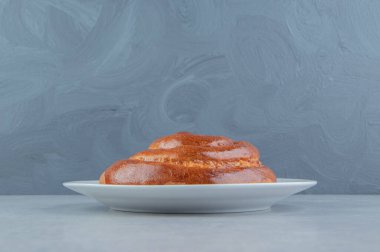 Beyaz tabakta tatlı girdap çöreği. Yüksek kalite fotoğraf