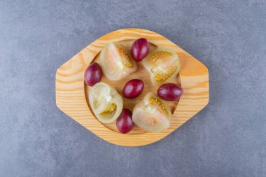 Ahşap tabakta dilimlenmiş domates turşusunun yakın plan fotoğrafı. Yüksek kalite fotoğraf