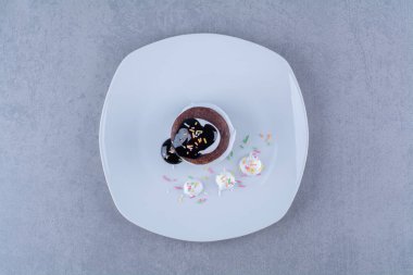 Renkli çikolata soslu, beyaz bir kurabiye tabağı. Yüksek kalite fotoğraf