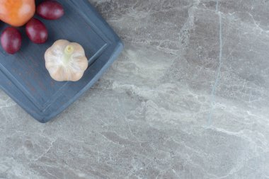 Olgunlaşmamış taze sebzelerin en üst görüntüsü. Sarımsak ve domates. Yüksek kalite fotoğraf