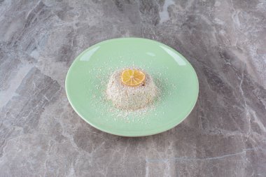 Yeşil bir tabak lezzetli yemek ve bir dilim taze limon. Yüksek kalite fotoğraf