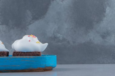 Renkli ve kremalı mavi bir tabak çikolatalı bisküvi. Yüksek kalite fotoğraf