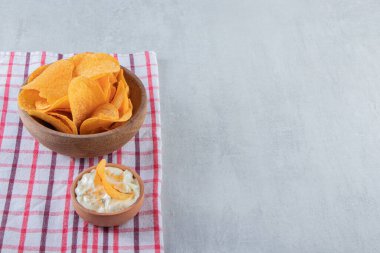 Bir kase baharatlı patates cipsi ve arka planda özel sos. Yüksek kalite fotoğraf