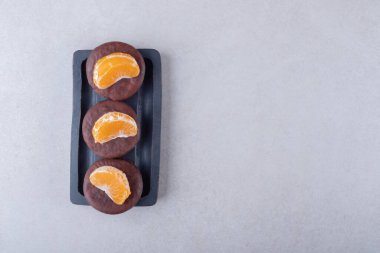 Mandalina dilimli çikolatalı kurabiyeler. Ahşap tepside, mermer arka planda. Yüksek kalite fotoğraf