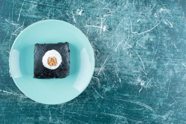 Mavi tabakta bir parça kek. Yüksek kalite fotoğraf