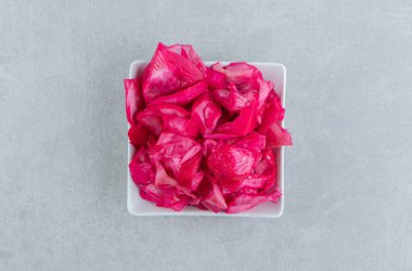 Kırmızı lahana turşusu, mermer arka planda bir kasede. Yüksek kalite fotoğraf