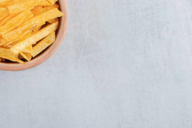 Taş zeminde seramik patates çubukları. Yüksek kalite fotoğraf