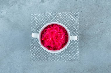 Bir fincan kırmızı mayalanmış lahana turşusu, mavi arka planda. Yüksek kalite fotoğraf