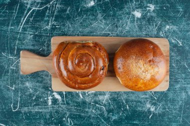 Tahta üzerinde tatlı çörekler. Yüksek kalite fotoğraf