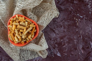 Masa örtüsündeki bir kasede, mermer zeminde çıtır ekmek kırıntıları. Yüksek kalite fotoğraf