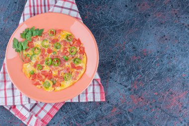 Sebzeli pembe bir omlet. Yüksek kalite fotoğraf