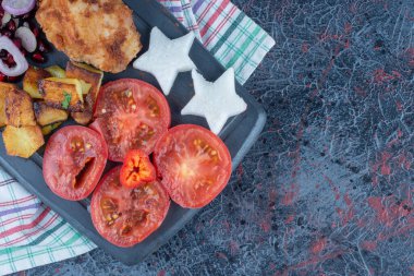 Koyu tahta bir sebze tahtası ve tavuk eti. Yüksek kalite fotoğraf