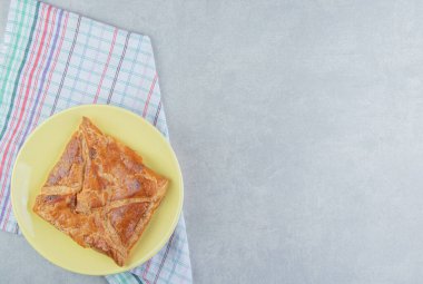 Sarı tabakta lezzetli khachapuri pastası. Yüksek kalite fotoğraf