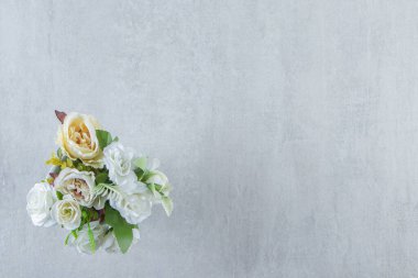 Beyaz arka planda beyaz bir fincanda beyaz güller. Yüksek kalite fotoğraf