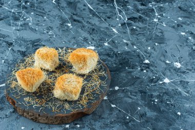 Mavi arka planda Türk tatlı kadayif 'i. Yüksek kalite fotoğraf