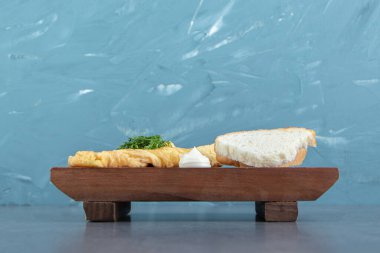 Tahta üzerinde ekmek olan lezzetli bir omlet. Yüksek kalite fotoğraf