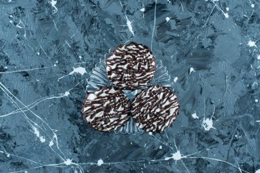 Cam kaidede çikolatalı kurabiyeler, mavi arka planda. Yüksek kalite fotoğraf