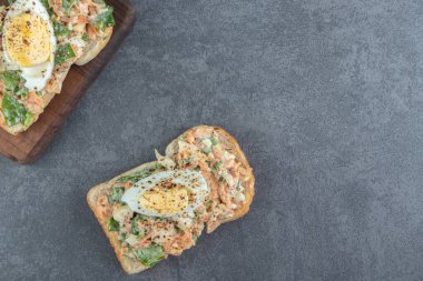 Haşlanmış yumurtalı tost ekmeği ve tahta tahtada salata. Yüksek kalite fotoğraf