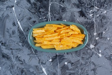 Tatlı patates kızartması tabakta, mermer arka planda. Yüksek kalite fotoğraf