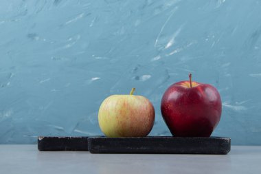 Siyah kesme tahtasında iki taze elma. Yüksek kalite fotoğraf