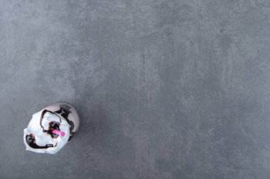 Çikolata soslu ve pembe pipetli bir bardak dolusu buzlu milkshake. Yüksek kalite fotoğraf