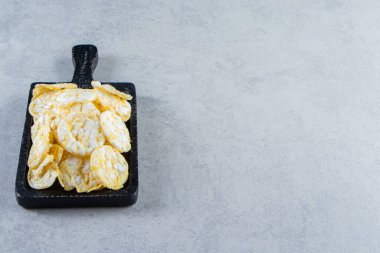 Taş zeminde siyah, lezzetli pirinç kekleri. Yüksek kalite fotoğraf