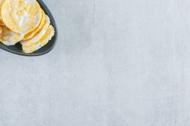 Taştan arka planda bir kase çıtır pirinç keki. Yüksek kalite fotoğraf