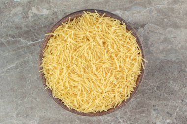 Ahşap kasede pişmemiş vermicelli yığını. Yüksek kalite fotoğraf