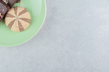 Çikolatalı waffle dolu yeşil bir tabak. Yüksek kalite fotoğraf