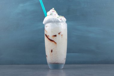 Krem şantili ve serpilmiş bir bardak şekerli milkshake. Yüksek kalite fotoğraf