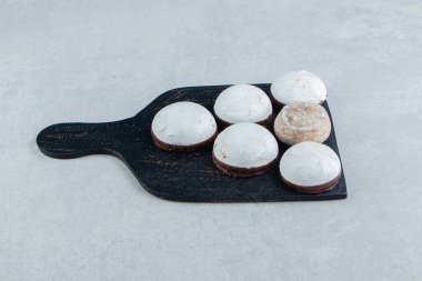 Siyah kesme tahtasında lezzetli jöleli bisküviler. Yüksek kalite fotoğraf