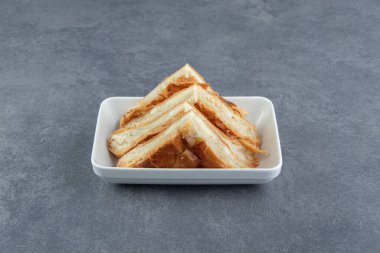 Beyaz tabakta peynirli ev yapımı hamur işleri. Yüksek kalite fotoğraf