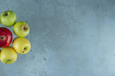 Cam bir kaidede olgun elmalar, mermer arka planda. Yüksek kalite fotoğraf
