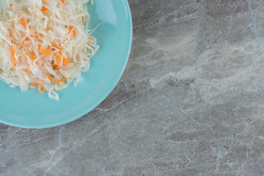 Mavi tabakta lahana turşusu yığını fotoğrafı. Yüksek kalite fotoğraf