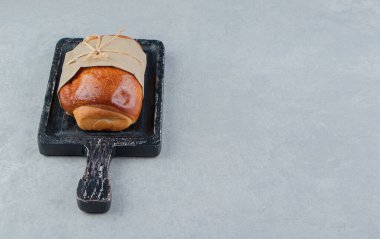 Kara tahtaya lezzetli hamur işi doldurulmuş. Yüksek kalite fotoğraf