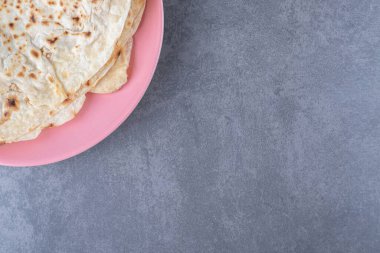 Ev yapımı lavaş ekmeği tabakta, mermer arka planda. Yüksek kalite fotoğraf