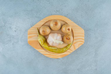 Ahşap bir tabakta mermer zeminde ev yapımı mayalanmış sebzeler. Yüksek kalite fotoğraf