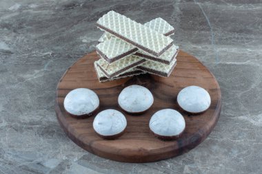 Tahtada beyaz çikolatalı kurabiyeler olan bir yığın gofret. Yüksek kalite fotoğraf