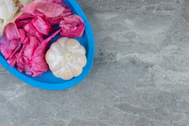 Mavi ahşap tabakta lahana turşusu ve sarımsak resmi. Yüksek kalite fotoğraf