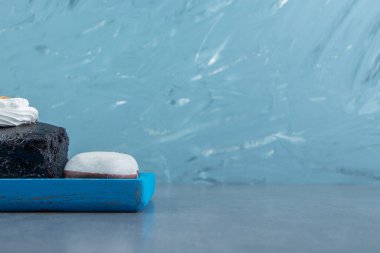 Bir dilim kek ve mavi tabakta bisküvi. Yüksek kalite fotoğraf